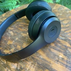 Beats Solo³ Wireless On Ear Headphones in Black